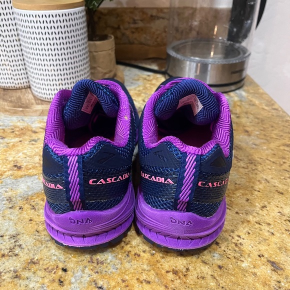 Brooks Cascadia 10 size 6.5 - Picture 4 of 10